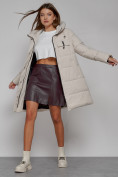 Оптом Пальто утепленное с капюшоном зимнее женское бежевого цвета 52429B в Волгоградке, фото 11