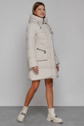 Оптом Пальто утепленное с капюшоном зимнее женское бежевого цвета 52429B в  Красноярске, фото 3