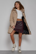 Оптом Пальто утепленное с капюшоном зимнее женское светло-коричневого цвета 52429SK в  Красноярске, фото 12