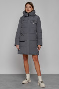 Оптом Пальто утепленное с капюшоном зимнее женское темно-серого цвета 52429TC в Екатеринбурге