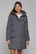 Оптом Пальто утепленное с капюшоном зимнее женское темно-серого цвета 52429TC в  Красноярске, фото 13
