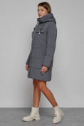 Оптом Пальто утепленное с капюшоном зимнее женское темно-серого цвета 52429TC в Казани, фото 2