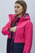 Оптом Парка женская с капюшоном розового цвета 551991R в Казани, фото 14