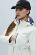 Оптом Парка женская с капюшоном белого цвета 551992Bl в Казани, фото 17