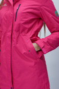 Оптом Парка женская с капюшоном розового цвета 551993R в Казани, фото 15