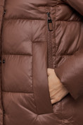 Оптом Пальто утепленное молодежное зимнее женское темно-коричневого цвета 57997TK в Омске, фото 11
