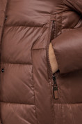 Оптом Пальто утепленное молодежное зимнее женское темно-коричневого цвета 57997TK в Воронеже, фото 12