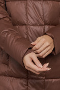 Оптом Пальто утепленное молодежное зимнее женское темно-коричневого цвета 57997TK в Барнауле, фото 14