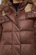 Оптом Пальто утепленное молодежное зимнее женское темно-коричневого цвета 57997TK в Ульяновске, фото 15