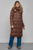 Оптом Пальто утепленное молодежное зимнее женское темно-коричневого цвета 57997TK в Омске, фото 2