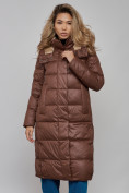 Оптом Пальто утепленное молодежное зимнее женское темно-коричневого цвета 57997TK в Челябинске, фото 20