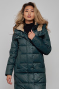 Оптом Пальто утепленное молодежное зимнее женское темно-зеленого цвета 57997TZ в Омске, фото 23