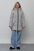 Оптом Зимняя женская куртка молодежная с капюшоном светло-серого цвета 58622SS в Хабаровске