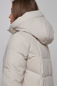 Оптом Зимняя женская куртка молодежная с капюшоном бежевого цвета 586821B в Казани, фото 15