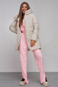 Оптом Зимняя женская куртка молодежная с капюшоном бежевого цвета 586821B в Казани, фото 17