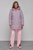 Оптом Зимняя женская куртка молодежная с капюшоном розового цвета 586821R в Екатеринбурге