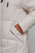 Оптом Пальто утепленное молодежное зимнее женское бежевого цвета 586826B в Екатеринбурге, фото 11