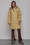 Оптом Пальто утепленное молодежное зимнее женское горчичного цвета 586826G в Челябинске