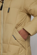 Оптом Пальто утепленное молодежное зимнее женское горчичного цвета 586826G в  Красноярске, фото 12