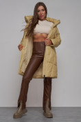 Оптом Пальто утепленное молодежное зимнее женское горчичного цвета 586826G в Волгоградке, фото 15