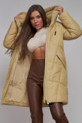 Оптом Пальто утепленное молодежное зимнее женское горчичного цвета 586826G в Омске, фото 17
