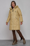 Оптом Пальто утепленное молодежное зимнее женское горчичного цвета 586826G в  Красноярске, фото 2