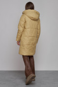 Оптом Пальто утепленное молодежное зимнее женское горчичного цвета 586826G в Челябинске, фото 21