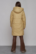 Оптом Пальто утепленное молодежное зимнее женское горчичного цвета 586826G в Волгоградке, фото 4