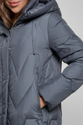 Оптом Пальто утепленное молодежное зимнее женское темно-синего цвета 586828TS в Перми, фото 11