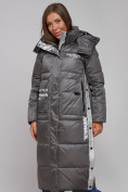 Оптом Пальто утепленное молодежное зимнее женское темно-серого цвета 5873TC в Перми, фото 10