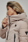Оптом Зимняя женская куртка молодежная с капюшоном коричневого цвета 589006K в Казани, фото 18