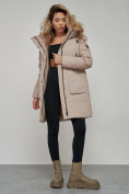 Оптом Зимняя женская куртка молодежная с капюшоном коричневого цвета 589006K в Казани, фото 20