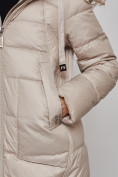 Оптом Пальто утепленное молодежное зимнее женское бежевого цвета 589098B в Перми, фото 14
