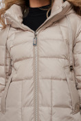 Оптом Пальто утепленное молодежное зимнее женское бежевого цвета 589098B в  Красноярске, фото 15