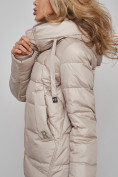 Оптом Пальто утепленное молодежное зимнее женское бежевого цвета 589098B в Перми, фото 17