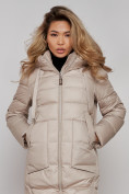 Оптом Пальто утепленное молодежное зимнее женское бежевого цвета 589098B в  Красноярске, фото 23