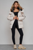 Оптом Зимняя женская куртка модная с капюшоном бежевого цвета 589827B в Казани, фото 21