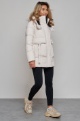Оптом Зимняя женская куртка модная с капюшоном бежевого цвета 589827B в Казани, фото 4