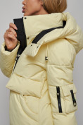 Оптом Зимняя женская куртка модная с капюшоном желтого цвета 589827J в Казани, фото 15