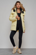 Оптом Зимняя женская куртка модная с капюшоном желтого цвета 589827J в Казани, фото 17