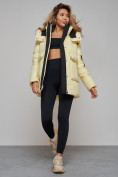 Оптом Зимняя женская куртка модная с капюшоном желтого цвета 589827J в Казани, фото 18