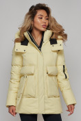 Оптом Зимняя женская куртка модная с капюшоном желтого цвета 589827J в Казани, фото 20