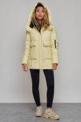 Оптом Зимняя женская куртка модная с капюшоном желтого цвета 589827J в Казани, фото 7