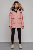 Оптом Зимняя женская куртка модная с капюшоном розового цвета 589827R в Казани