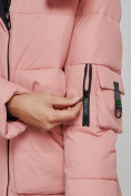 Оптом Зимняя женская куртка модная с капюшоном розового цвета 589827R в Казани, фото 11