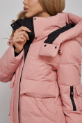 Оптом Зимняя женская куртка модная с капюшоном розового цвета 589827R в Казани, фото 16