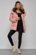 Оптом Зимняя женская куртка модная с капюшоном розового цвета 589827R в Казани, фото 17