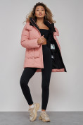 Оптом Зимняя женская куртка модная с капюшоном розового цвета 589827R в Казани, фото 18