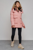 Оптом Зимняя женская куртка модная с капюшоном розового цвета 589827R в Екатеринбурге, фото 2