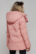 Оптом Зимняя женская куртка модная с капюшоном розового цвета 589827R в Екатеринбурге, фото 21